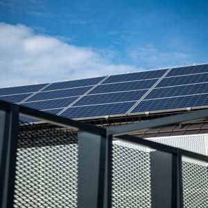 Bina çatısında güneş enerjisi panelleri