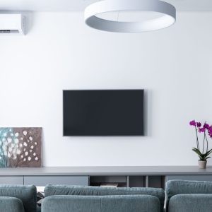 Duvar tipi klima montajı yapılmış modern salon